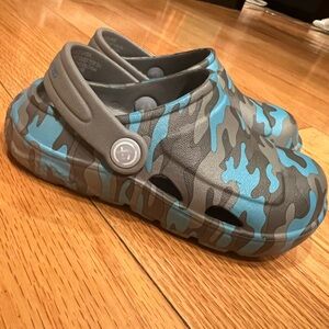 Boys clogs size 9